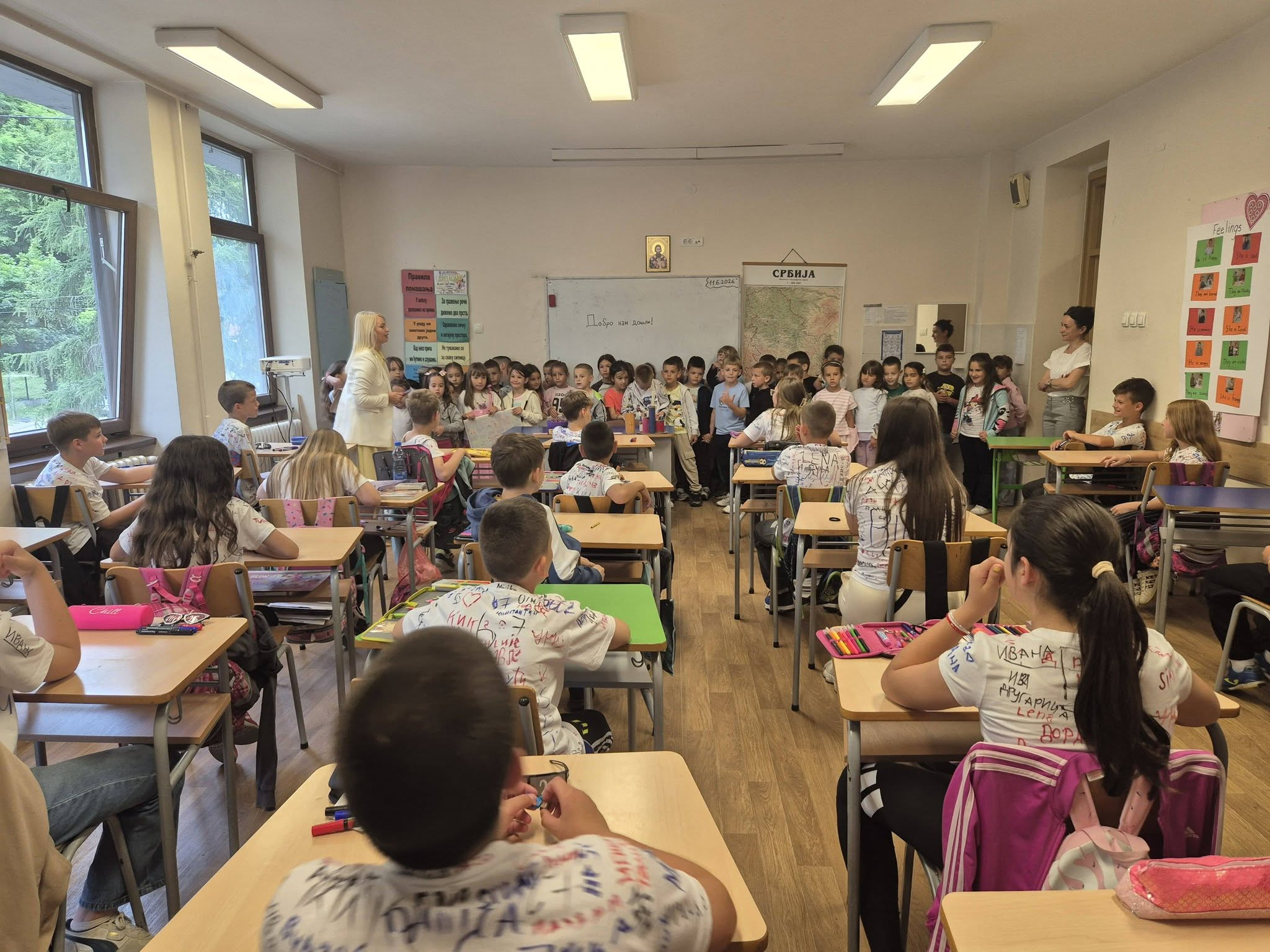У ШКОЛСКОЈ КЛУПИ – РАДОСТ, УЗБУЂЕЊЕ И РАДОЗНАЛОСТ